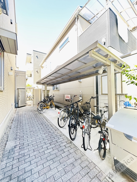 その他共有部分　屋根付き駐輪場。大事な自転車も雨でも安心♪