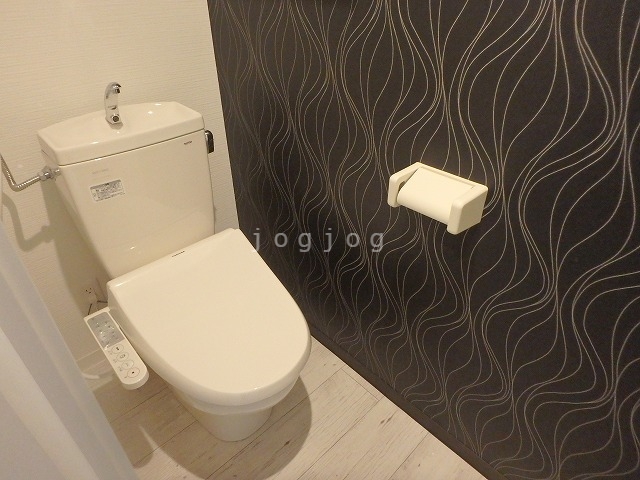 トイレ　嬉しい温水洗浄便座付きのトイレです。