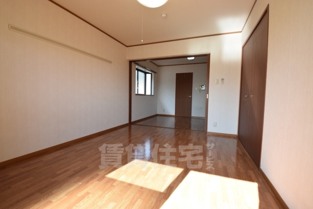 ＪＲ阪和線 堺市駅 徒歩10分 2階建 築23年の居間写真