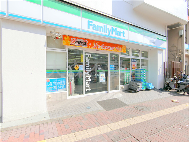 コンビニ　ファミリーマート大森海岸駅東店（コンビニ）まで232m