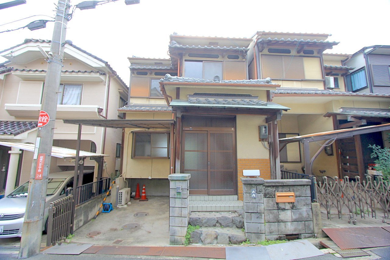 招提大谷3丁目戸建の外観写真