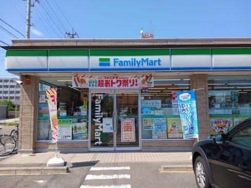 コンビニ　ファミリーマート（コンビニ）まで400m