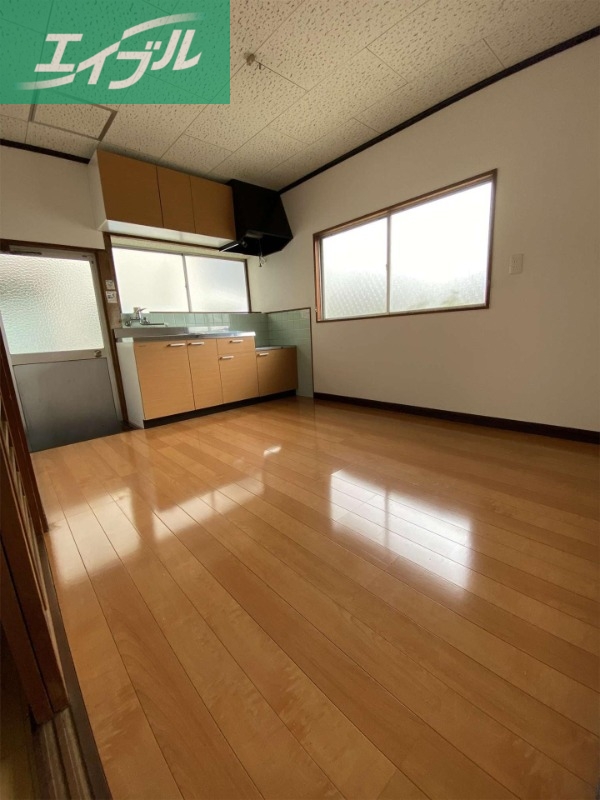 中庄ハイツ一戸建の居間写真