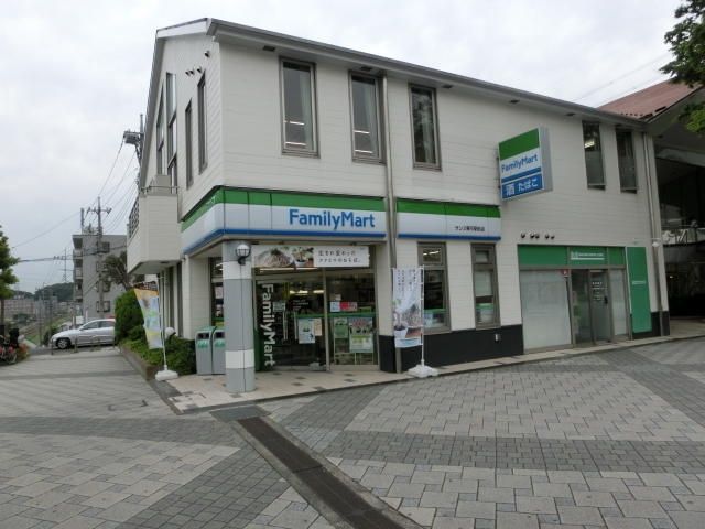 コンビニ　ファミリーマートサンズ栗平駅前店（コンビニ）まで377m