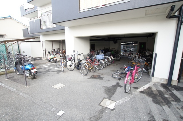 駐車場　駐車場横の１階駐輪場です