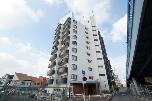 建物外観　１０階建ての高層マンションです