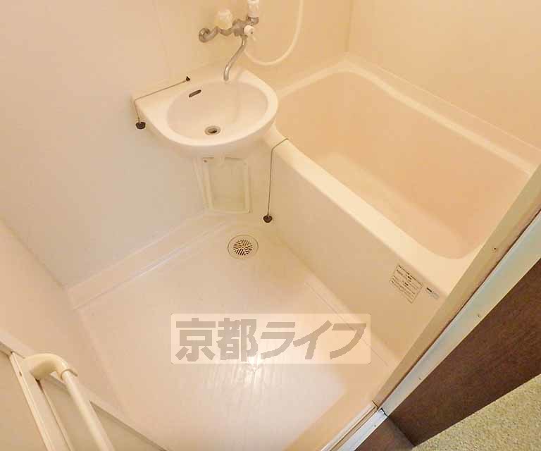 バス・シャワールーム　ゆったりできるバスルームです