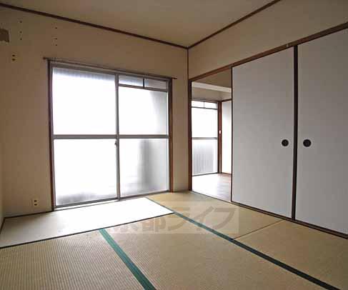 パールハイツ祇温の居間写真
