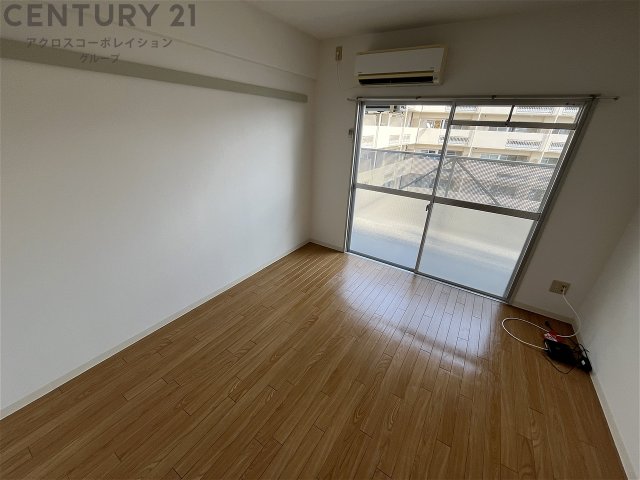 居室・リビング　掃き出し窓のある明るいお部屋です♪