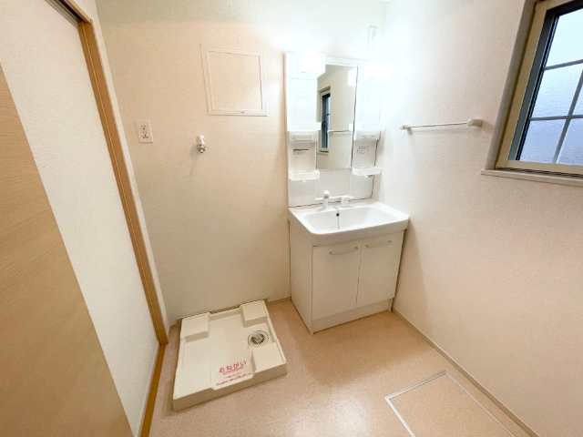 洗面設備　※室内写真は同系統類似物件の反転サンプル写真。
