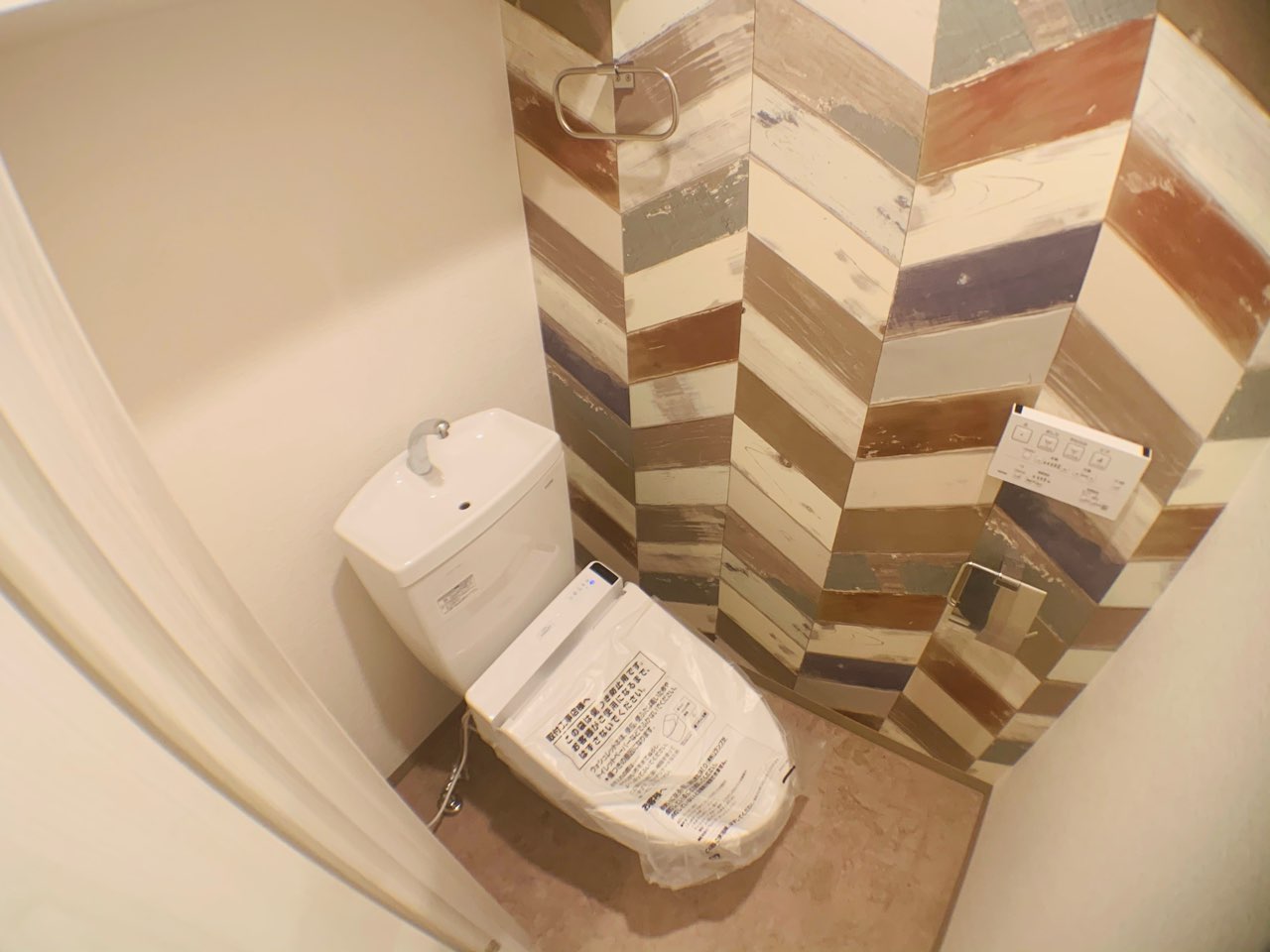 トイレ　温水洗浄便座付きのトイレです♪