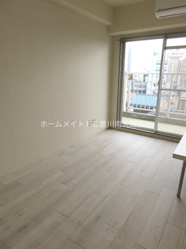 居室・リビング　同型別部屋写真（反転）