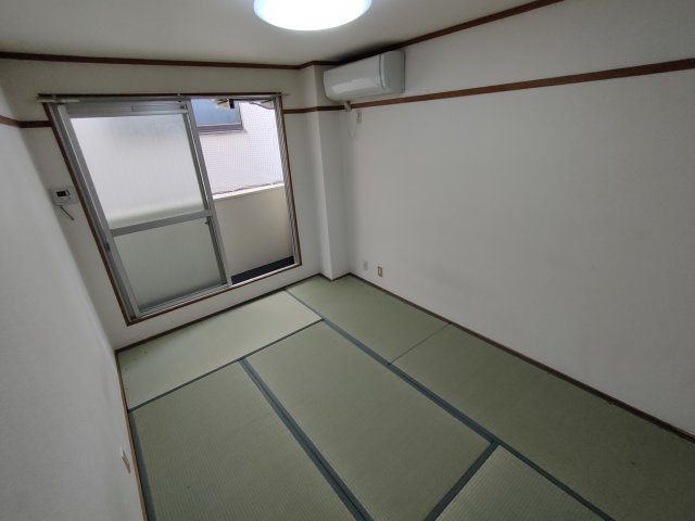 春日野道ロイヤルハイツの居間写真