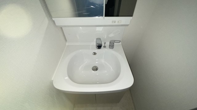 洗面設備　写真は同マンションの他のお部屋のものです