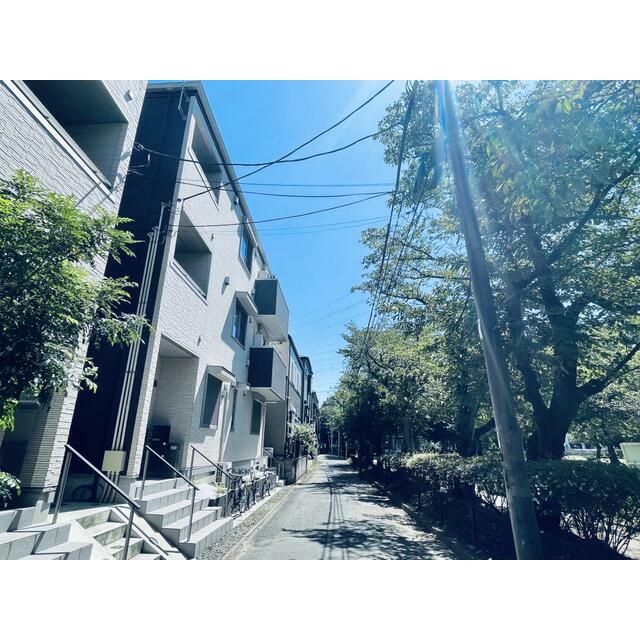 エントランス　前面道路です。