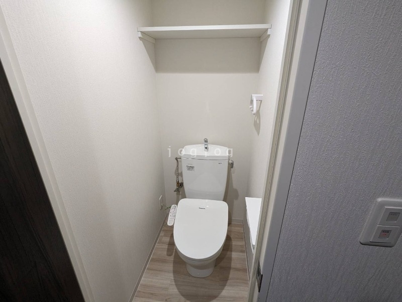 トイレ　嬉しい温水洗浄便座付きのトイレです。
