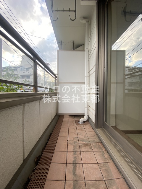 バルコニー　お天気のいい日は洗濯物も気持ちよく干せますね！