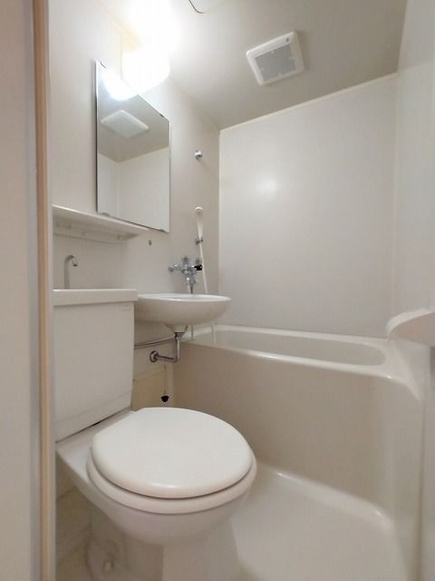 バス・シャワールーム　白く明るいので足を延ばしてリラックスできます♪♪