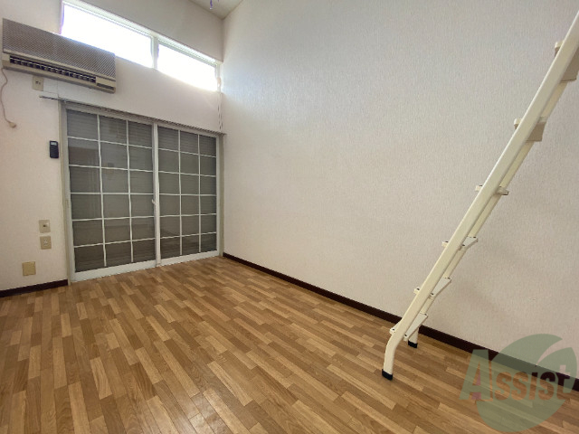 居室・リビング　リビングも日当たり良好でいい部屋ですね。