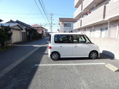 【ワイズコートの駐車場】