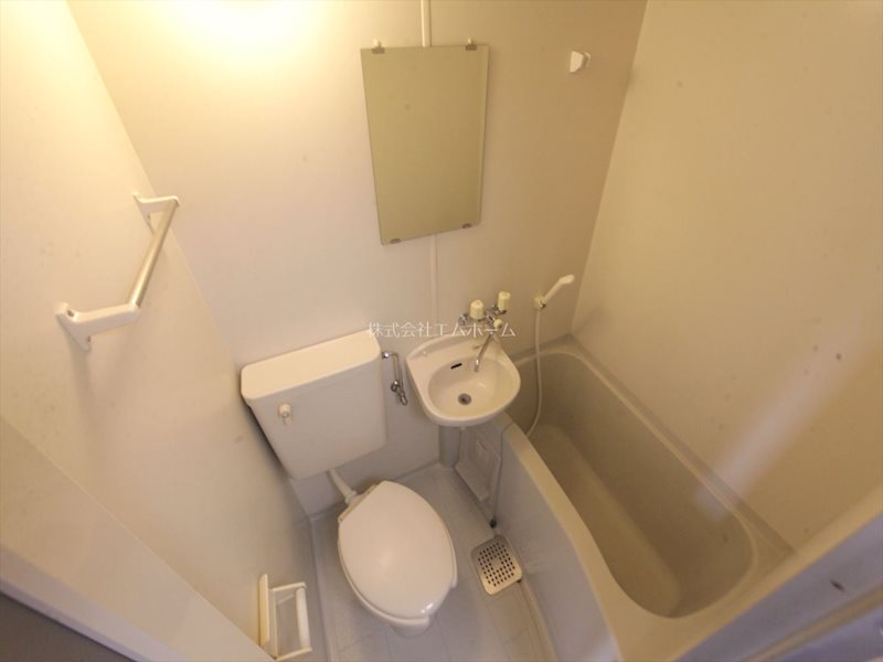 洗面設備　バスルーム内に洗面台付き