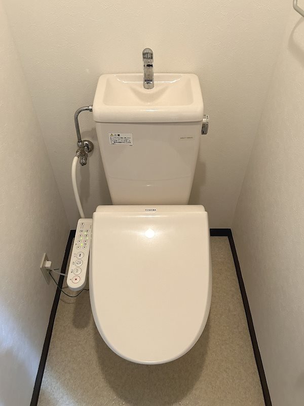【メゾンOM紫川 802号室のトイレ】