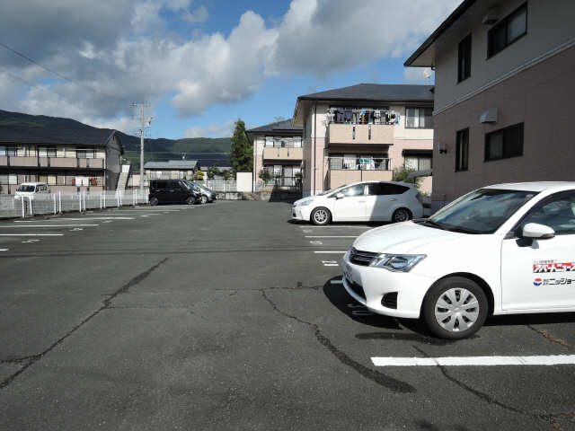 【ハイカムール茶臼山Ｃ棟の駐車場】