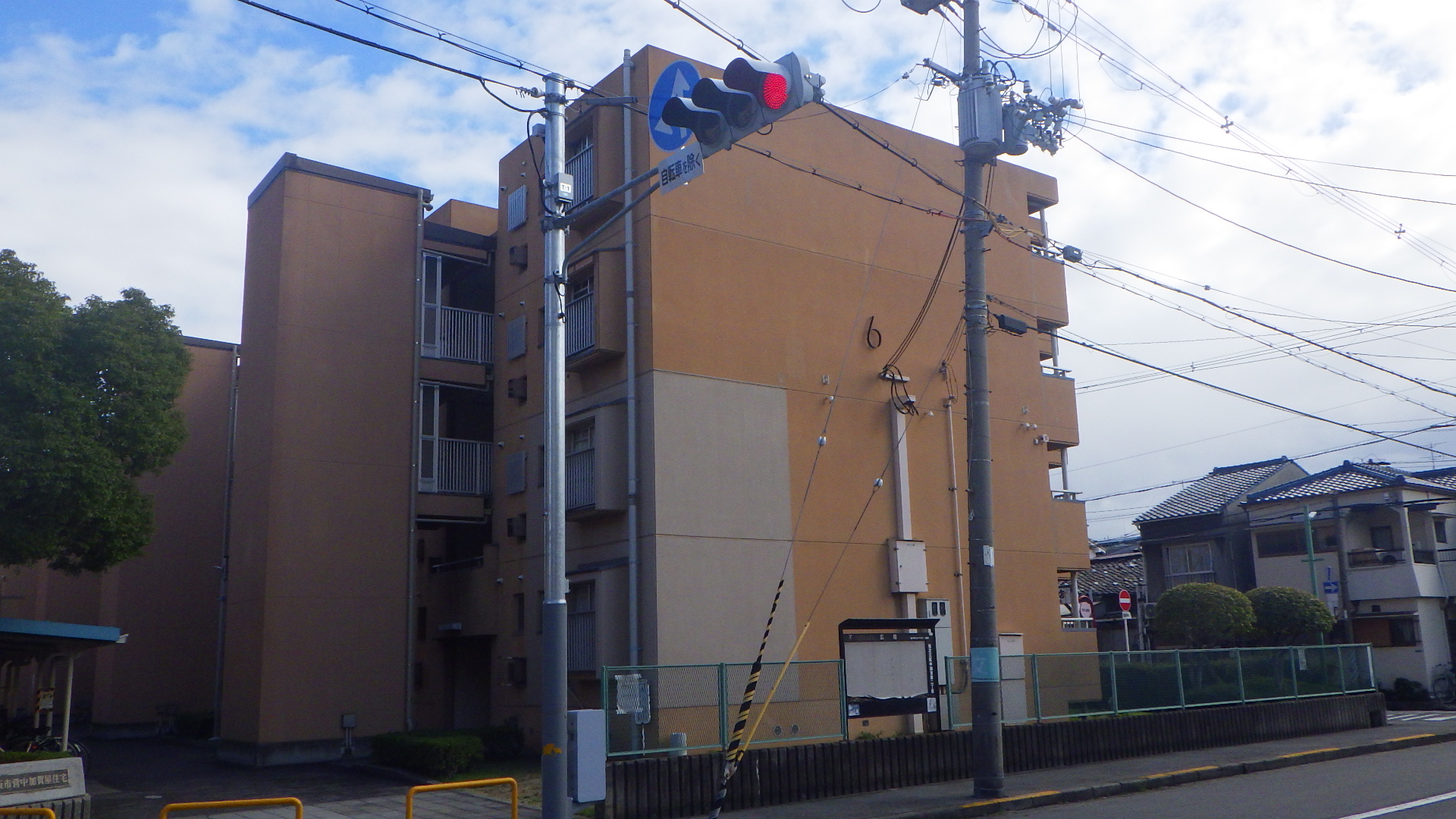 市営中加賀屋住宅6号館の建物外観