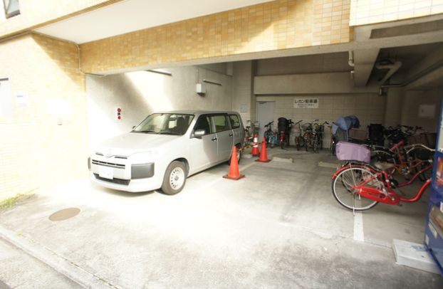 【荒川区東日暮里のマンションの駐車場】