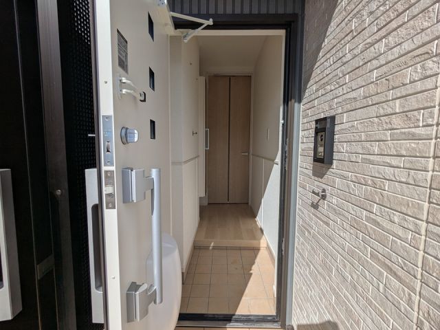 【白石市西益岡町のアパートの玄関】