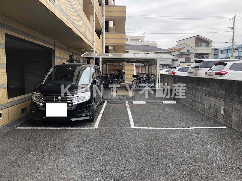 【エマーレ新川崎の駐車場】