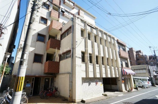 京都市上京区菱屋町のマンションの建物外観