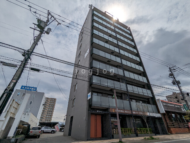 札幌市西区西野三条のマンションの建物外観