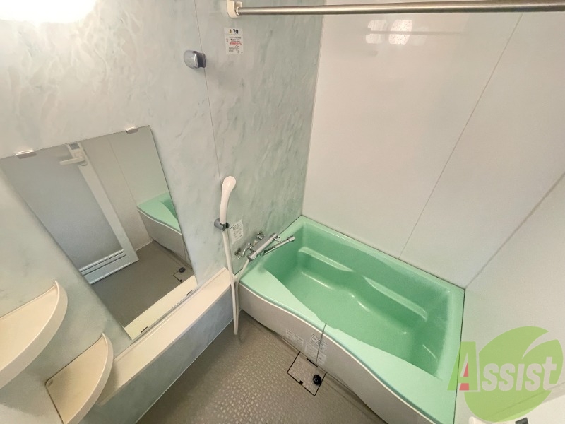 バス・シャワールーム　浴室は広めなのでゆったり落ち着けそうですね。