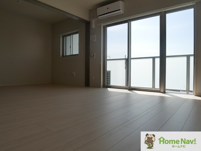 居室・リビング　南向きで日当たり良好です。エアコン付