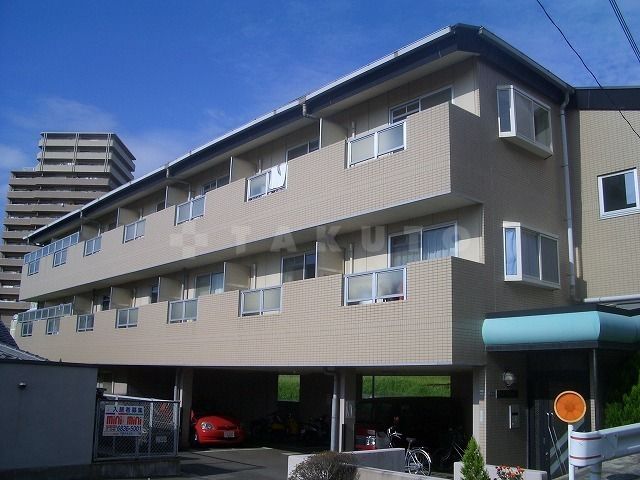 【吹田市山田東のマンションの建物外観】