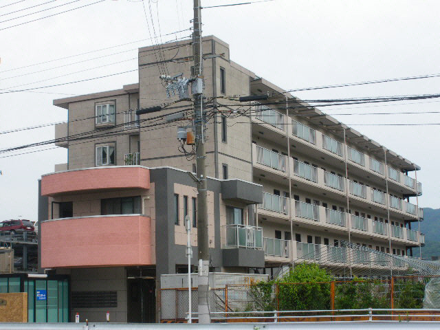 大津市尾花川のマンションの建物外観