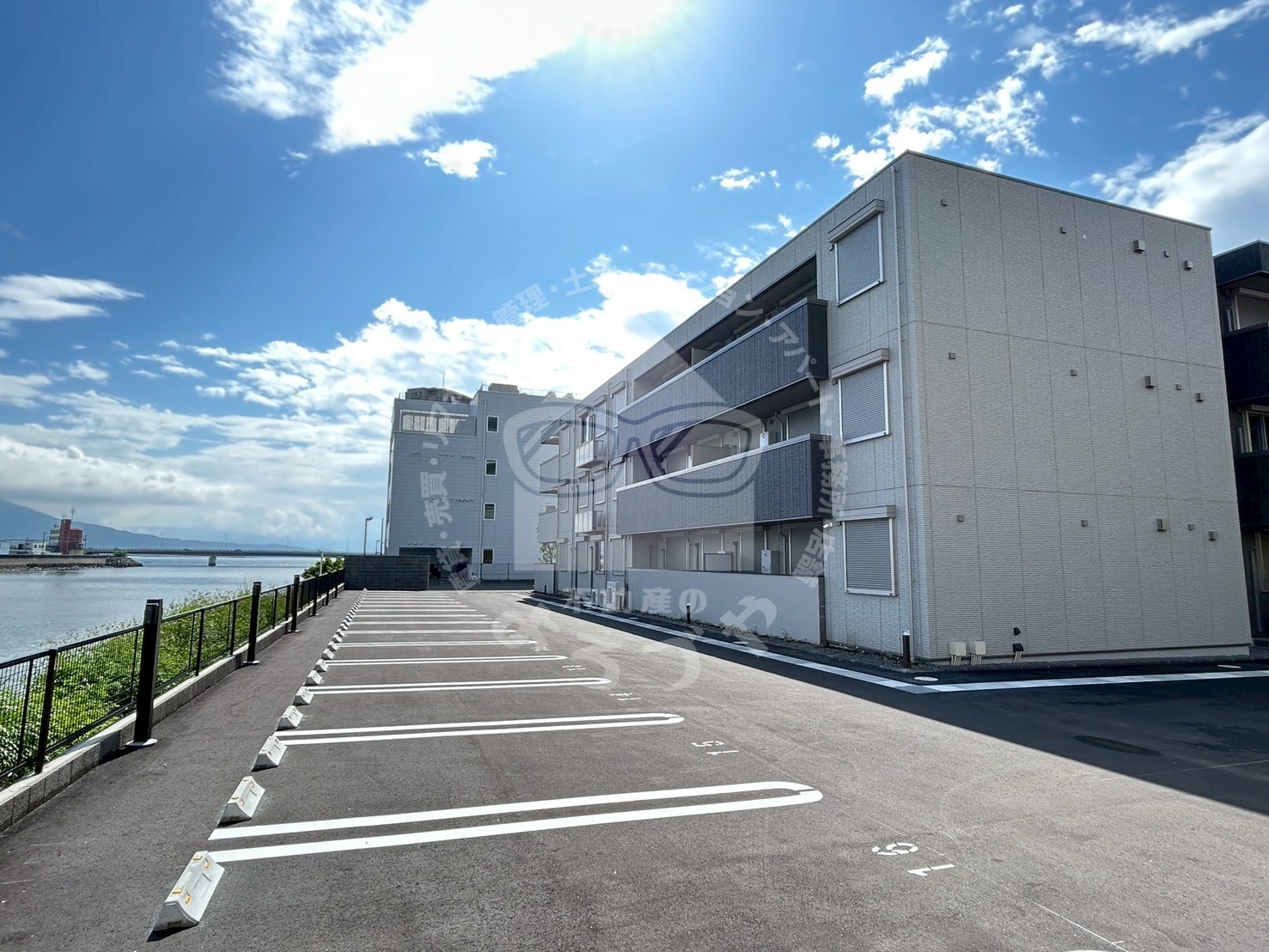 駐車場　敷地内平置駐車場は2台目も空きがあればご用意可能です