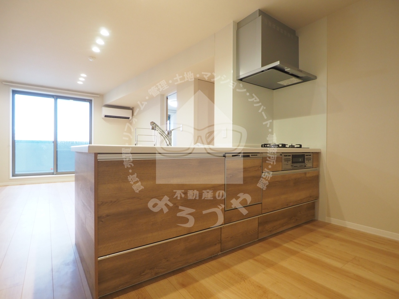 キッチン　会話の弾むカウンター式のシステムキッチンは食洗器付きです