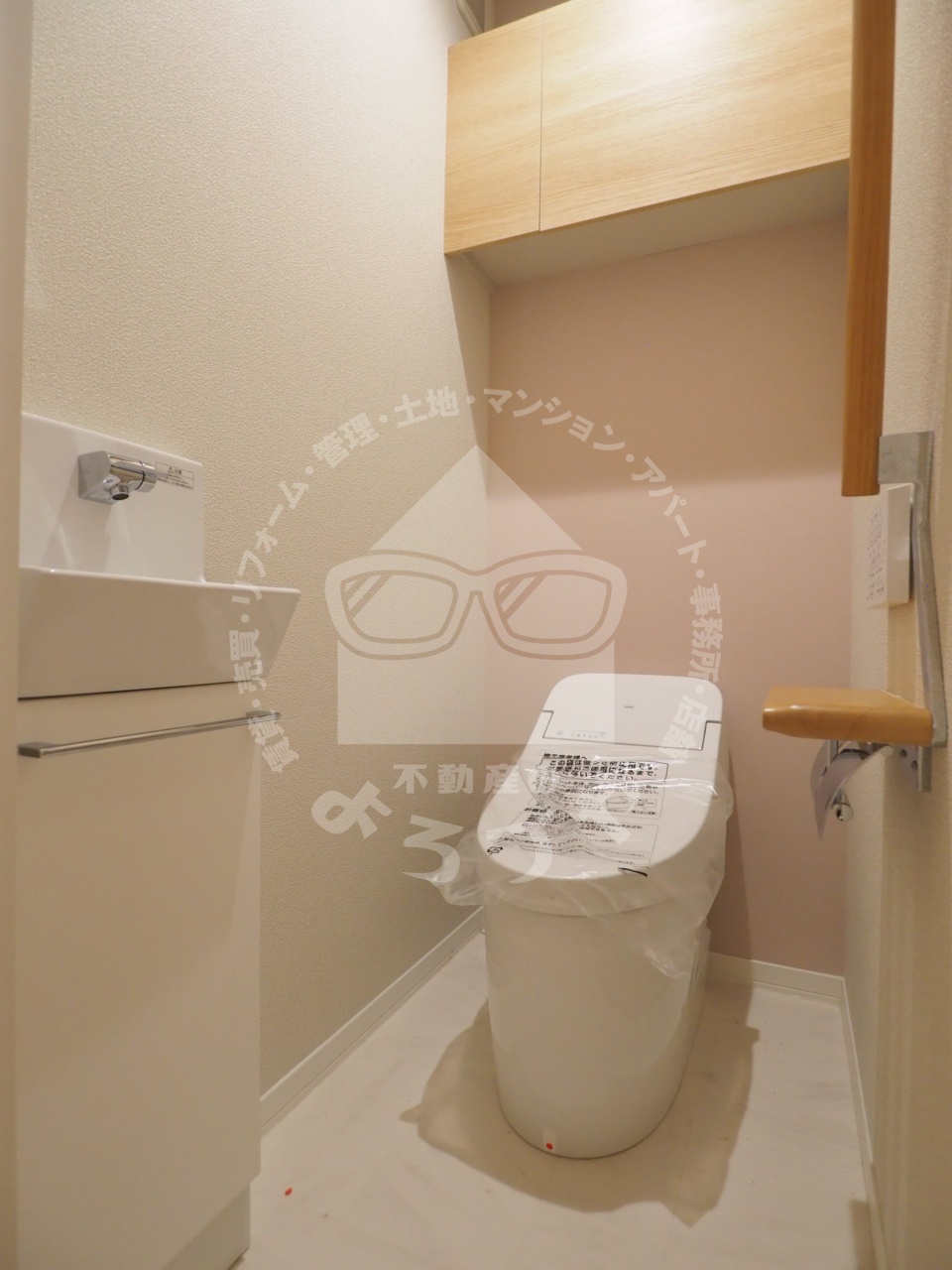 トイレ　ウォシュレット完備のトイレと手洗いカウンターも付いています