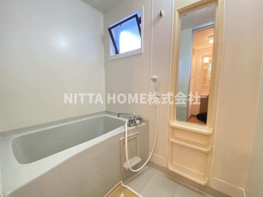 バス・シャワールーム　小窓付きのバスルームです◇