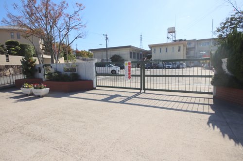 小学校　奈良市立三碓小学校（小学校）まで1156m