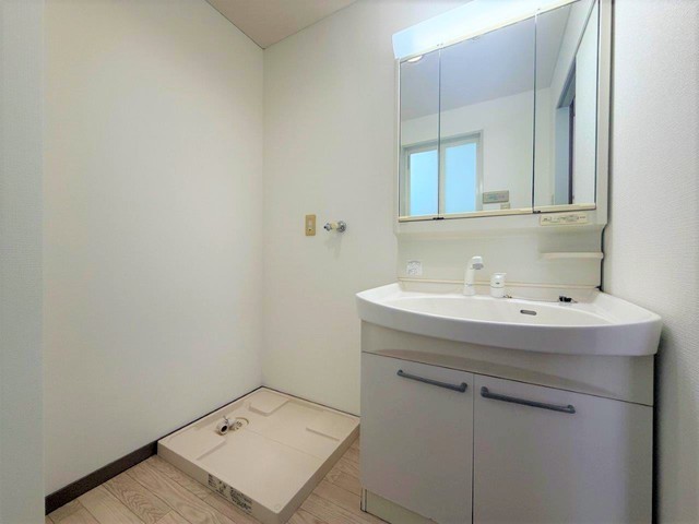 洗面設備　三面鏡付独立洗面台