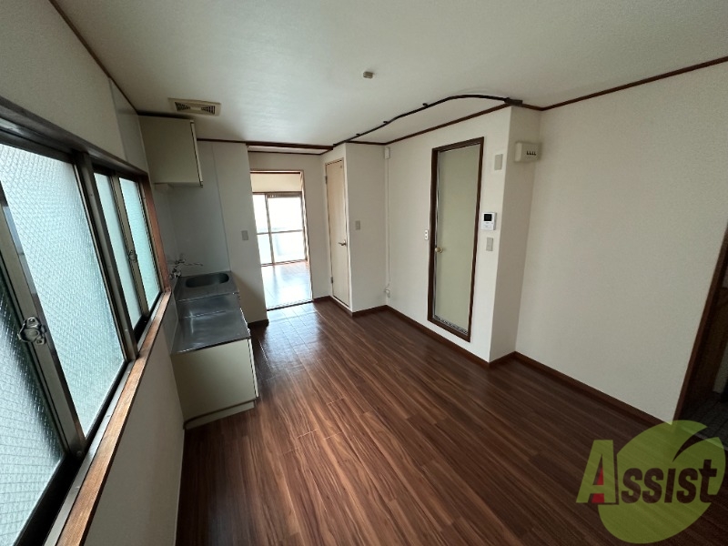 居室・リビング　．