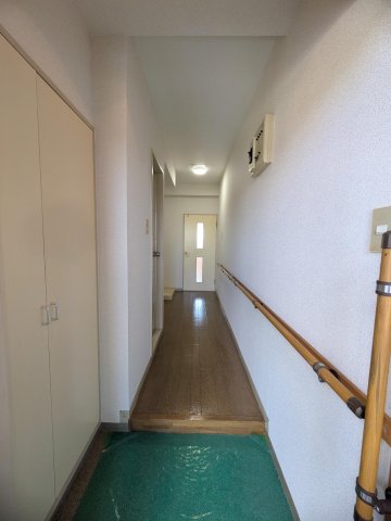 玄関　手すり付きの玄関です