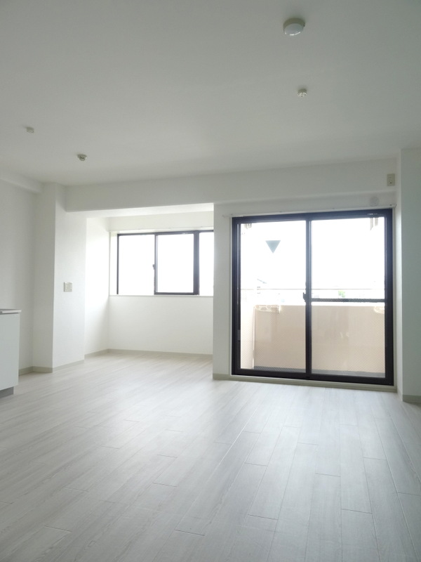 居室・リビング　明るい雰囲気の洋室