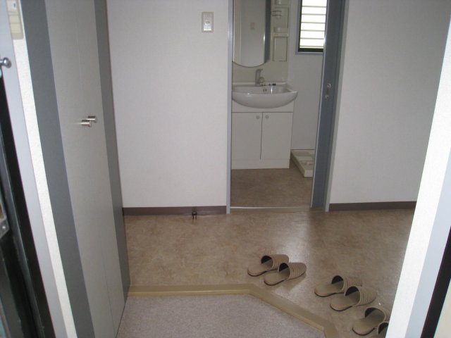 玄関　同物件他部屋の写真