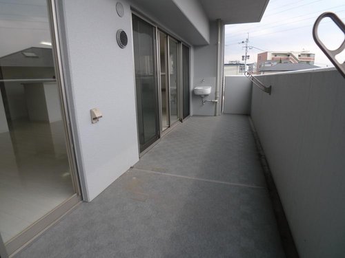 バルコニー　バルコニーからの眺めを楽しみながら食事をしませんか