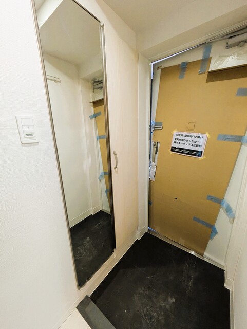 玄関　４０２号の写真になります。
