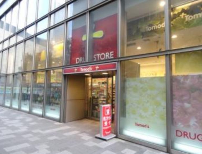 ドラックストア　トモズ六本木ヒルズ店（ドラッグストア）まで426m